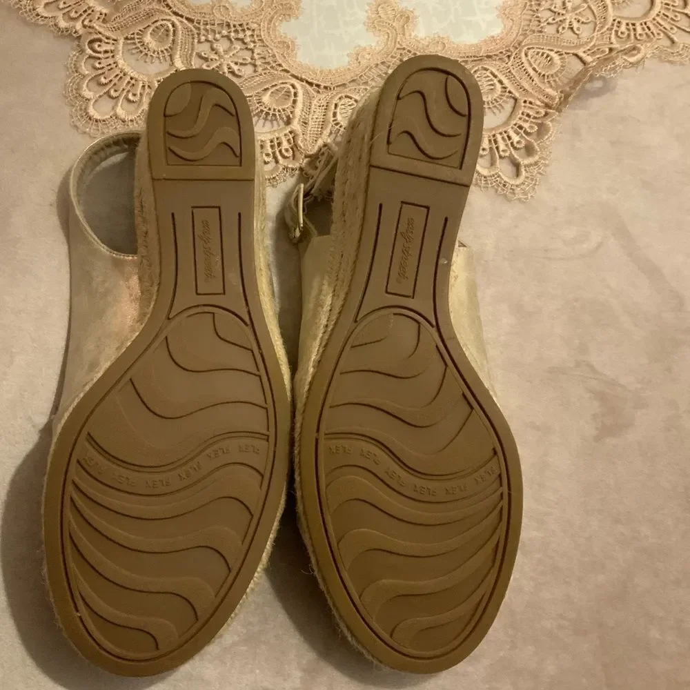 8.5W Gold Easy Street Espadrilles EUC
